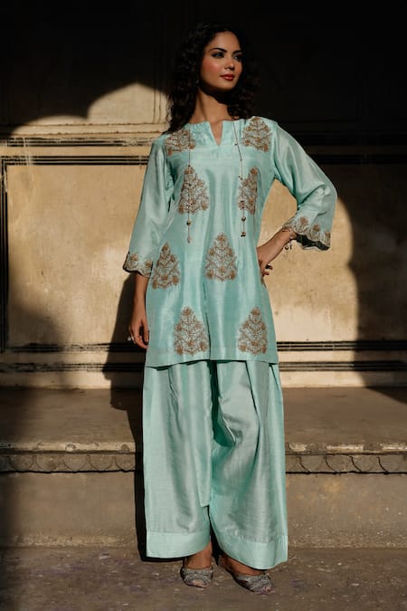 Buy_Charu Makkar_Green Silk Embroidery Split V-neck Nikki Kurta Set _Online_at_Aza_Fashions
