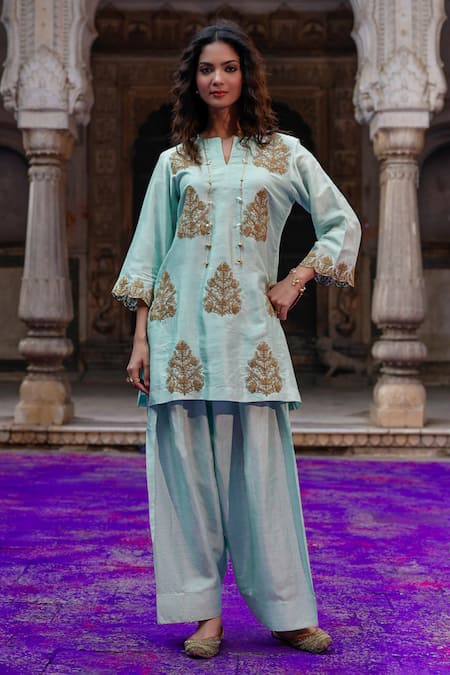 Shop_Charu Makkar_Green Silk Embroidery Split V-neck Nikki Kurta Set _Online_at_Aza_Fashions