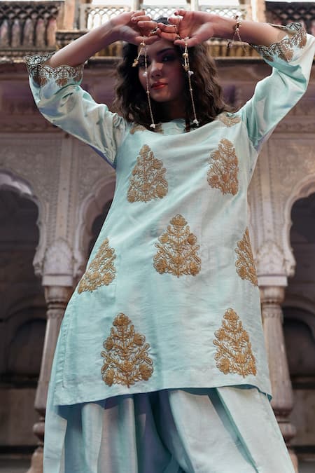 Charu Makkar_Green Silk Embroidery Split V-neck Nikki Kurta Set _at_Aza_Fashions
