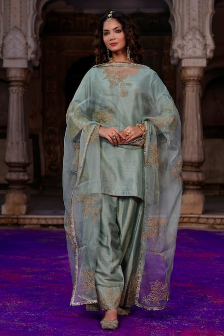 Charu Makkar_Green Silk, Organza Embroidery, Zari Boat Neck Amolika Kurta Set _Online_at_Aza_Fashions