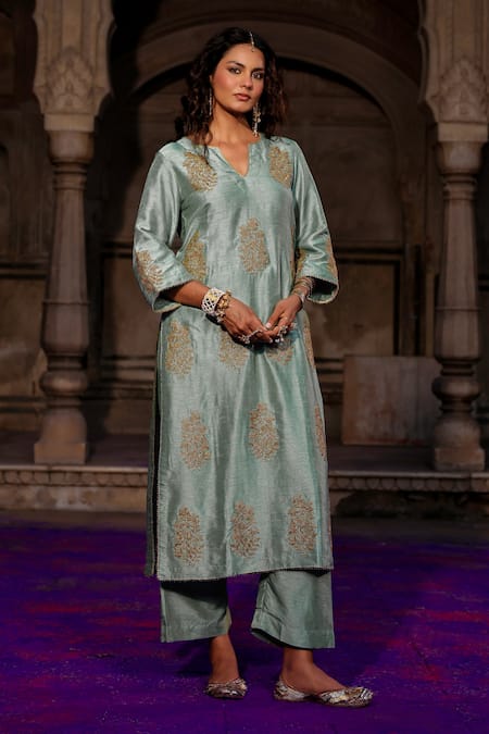 Shop_Charu Makkar_Green Silk, Organza Embroidery, Zari V-neck Mahika Kurta Set _Online_at_Aza_Fashions