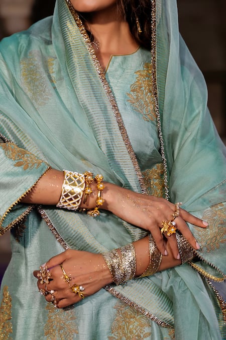 Buy_Charu Makkar_Green Silk, Organza Embroidery, Zari V-neck Mahika Kurta Set 