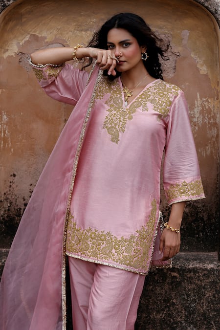 Charu Makkar_Pink Silk, Organza Embroidery V-neck Jasmin Kurta Set _at_Aza_Fashions