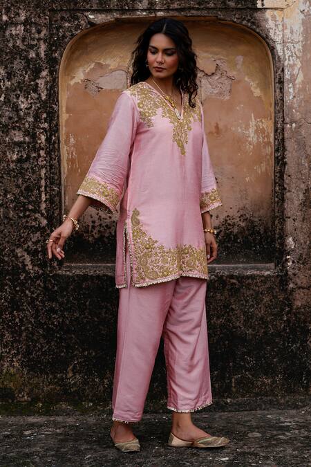 Buy_Charu Makkar_Pink Silk, Organza Embroidery V-neck Jasmin Kurta Set 