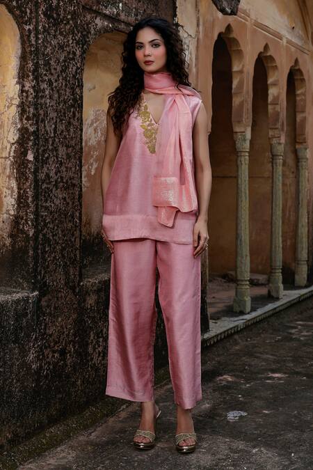 Charu Makkar_Pink Silk, Organza Embroidery V-neck Rubi Kurta Set _Online_at_Aza_Fashions