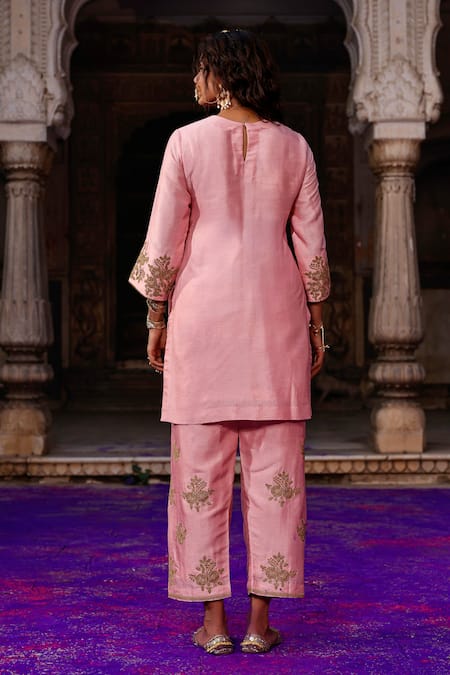 Charu Makkar Raano Embroidered Kurta Set 