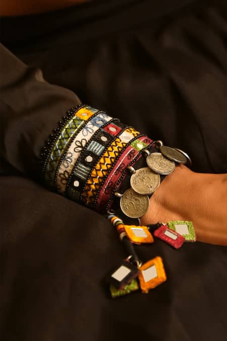 NAKHREWAALI Ghyama Handcuff 