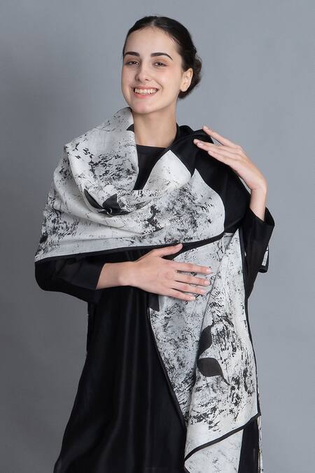 Buy Khat Black Chanderi Silk Foil Printing Round Neck Textured Pleated Kurta Pant Set Online at Aza Fashions Buy_Khat_Black Chanderi Silk Foil Printing Round Neck Textured Pleated Kurta Pant Set _Online_at_Aza_Fashions