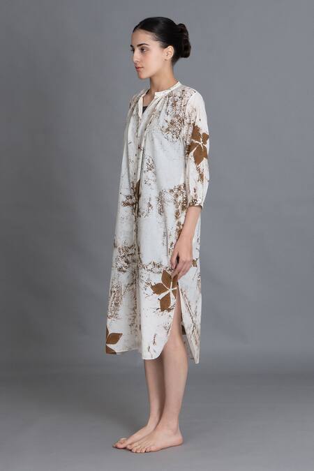Khat_Off White Handloom Cotton Mandarin Collar Earthy Brown Print Kurta _Online_at_Aza_Fashions