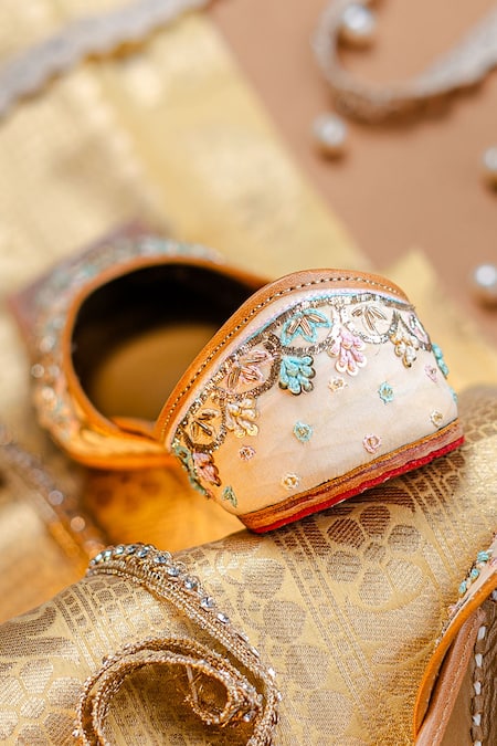 Shop_NR By Nidhi Rathi_Pink Floral And Geometric Embroidered Jutti 