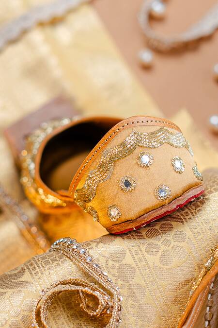 Buy_NR By Nidhi Rathi_Gold Mirror And Zari Embroidered Jutti 