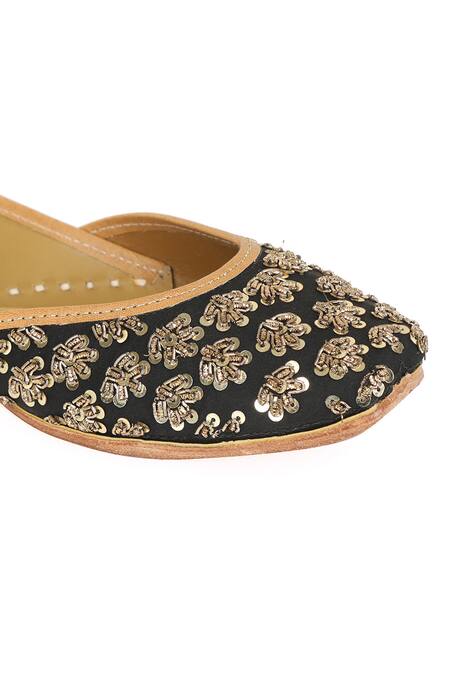 Buy_NR By Nidhi Rathi_Black Sequins Embroidered Floral Pattern Jutti 