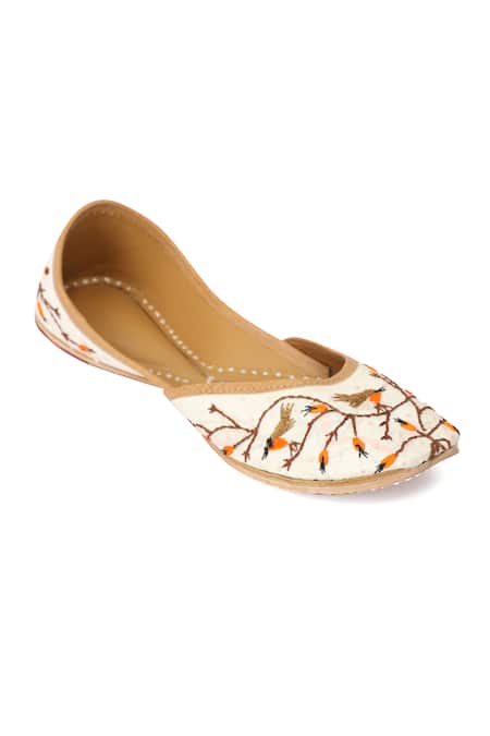 NR By Nidhi Rathi_White Bird And Branch Embroidered Leather Jutti _at_Aza_Fashions
