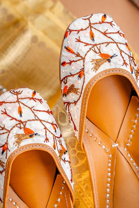 Buy_NR By Nidhi Rathi_White Bird And Branch Embroidered Leather Jutti 