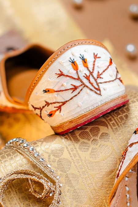 Shop_NR By Nidhi Rathi_White Bird And Branch Embroidered Leather Jutti 