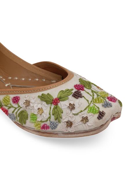 NR By Nidhi Rathi_White Floral And Berry Embroidered Jutti _at_Aza_Fashions