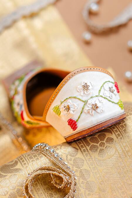 Shop_NR By Nidhi Rathi_White Floral And Berry Embroidered Jutti 
