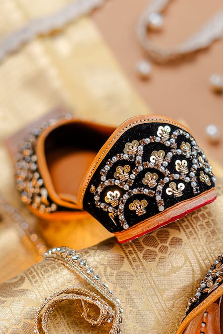 Buy_NR By Nidhi Rathi_Black Embellished Sequin And Pearl Jutti 