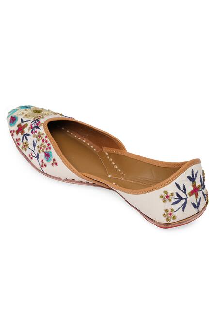 NR By Nidhi Rathi_White Floral Embroidered Leather Jutti _Online_at_Aza_Fashions