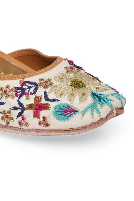 NR By Nidhi Rathi_White Floral Embroidered Leather Jutti _at_Aza_Fashions