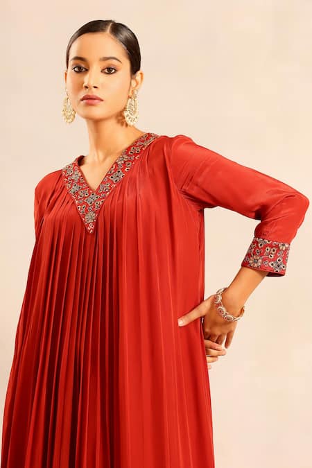 Sejal Kamdar_Red Crepe Embroidery V-neck Gathered Kurta And Pant Set _Online_at_Aza_Fashions