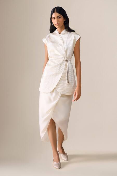 Buy_Ampm_Ivory Chanderi, Satin Embroidery, Selah Quilted Pattern Jacket With Skirt 