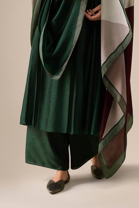 Buy_Ampm_Green Silk Embroidery Round Neck Shiloh Neckline Kurta Set _Online_at_Aza_Fashions