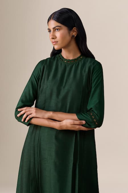 Buy_Ampm_Green Silk Embroidery Round Neck Shiloh Neckline Kurta Set 