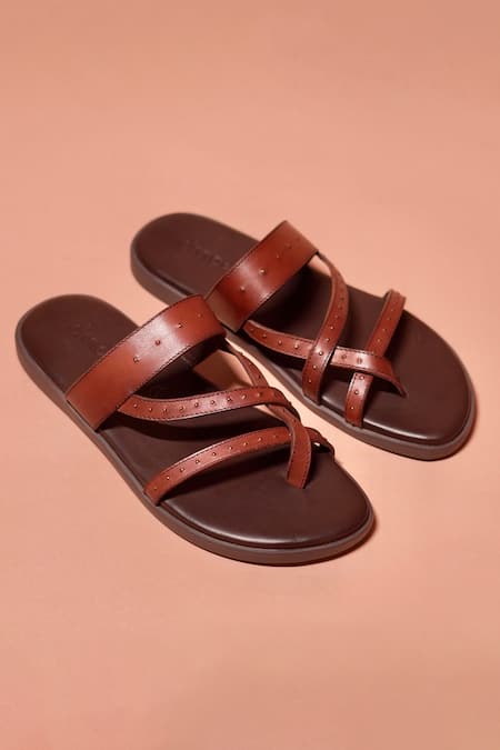 Dmodot Pelle Nero Riveto Leather Rivet Detail Cross Strap Sandals 