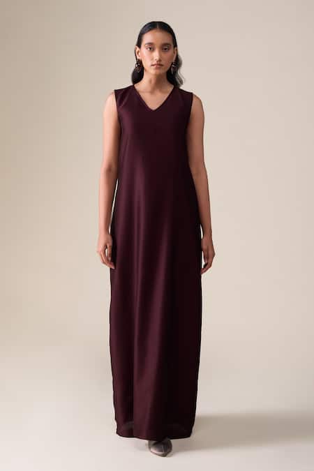 Buy_Ampm_Burgundy Shantoon Embroidery V-neck Raziya Quilted Pattern Abaya Kaftan _Online_at_Aza_Fashions