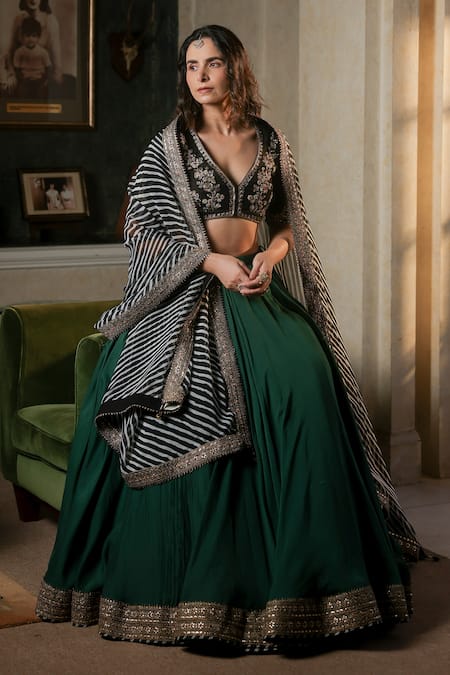 Summer By Priyanka Gupta_Green Silk Embroidery, Zari V-neck Noor E Summer Lehenga Set _at_Aza_Fashions
