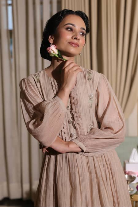Summer By Priyanka Gupta_Beige Chanderi Embroidery Round Neck Noor E Bow Mul Dress _Online_at_Aza_Fashions