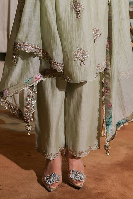 Summer By Priyanka Gupta_Green Chanderi Embroidery Round Neck Noor E Bow Kurta Set _Online_at_Aza_Fashions