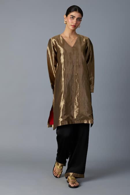 Buy_Vasstram_Gold Zari V-neck Chamkila Banarsi Kurta _Online_at_Aza_Fashions