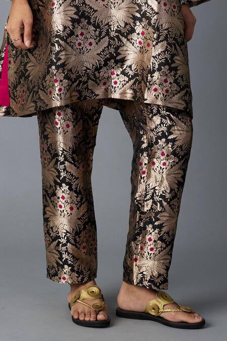 Vasstram_Black Brocade Zari, Embroidery V-neck Hazara Woven Kurta And Pant Set _at_Aza_Fashions