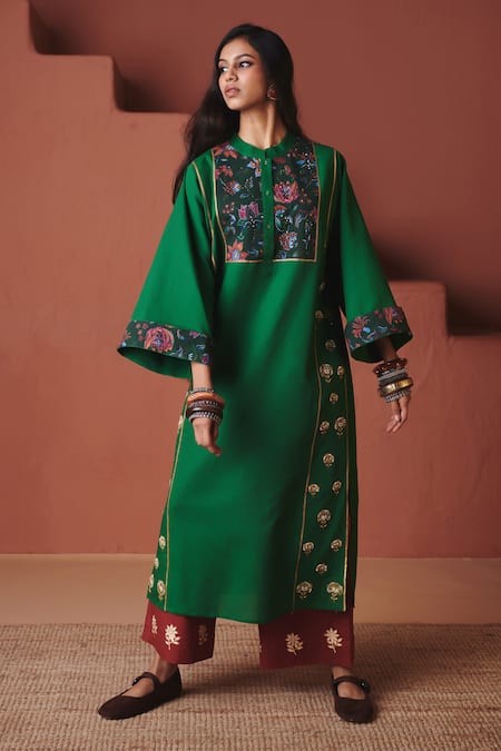 Saphed Paan Multi-Panelled Kurta Set 