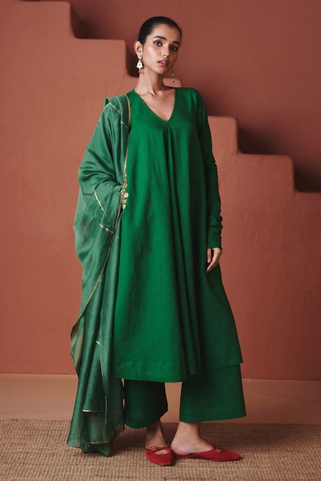 Saphed Paan Cotton Linen Embroidered Pocket Kurta Set 