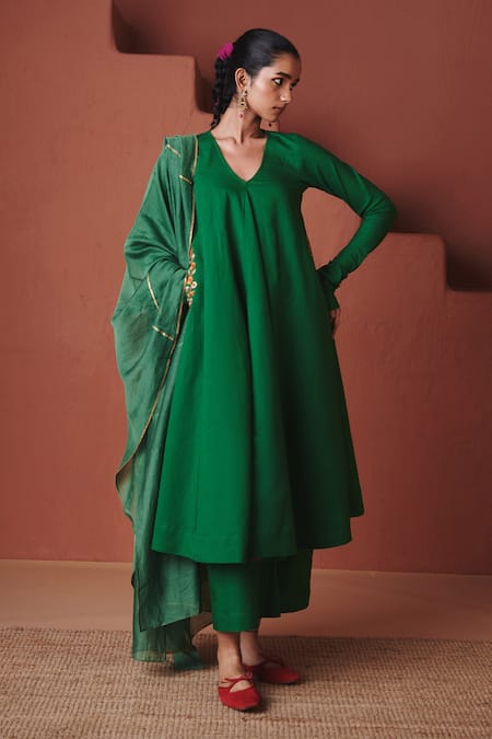 Buy_Saphed_Green Cotton, Linen, Chanderi Embroidery, Zari V-neck Paan Pocket Kurta Set _Online_at_Aza_Fashions