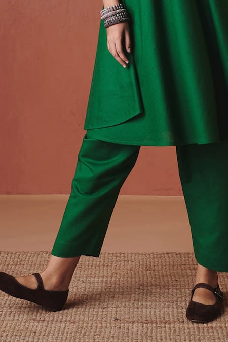 Saphed_Green Cotton, Linen Beads V-neck Paan Pheran Kurta Set _Online_at_Aza_Fashions