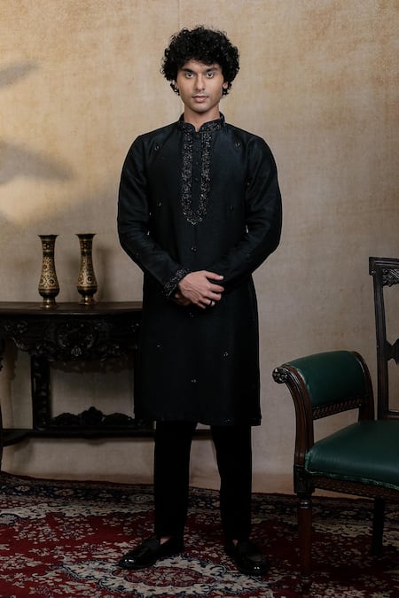 Hilo Design Kajal Phool Embroidered Kurta 