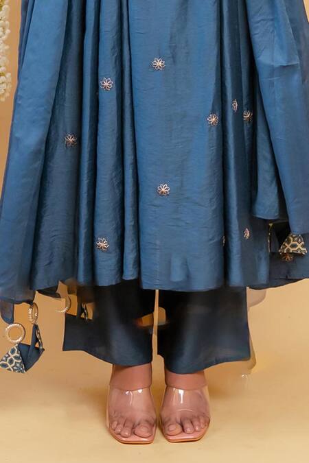 Grass & Sunshine_Blue Chanderi Embroidery, Tassels Boat Neck Azure Dusk Side Pleated Kurta Set _Online_at_Aza_Fashions