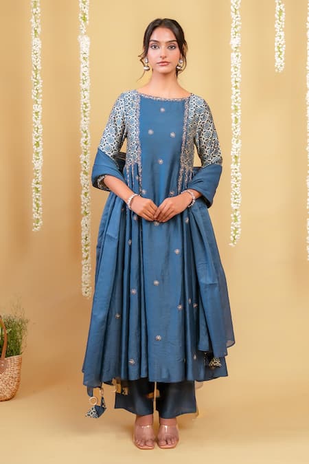 Buy_Grass & Sunshine_Blue Chanderi Embroidery, Tassels Boat Neck Azure Dusk Side Pleated Kurta Set _Online_at_Aza_Fashions