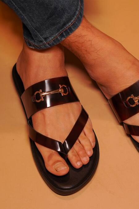 Dmodot Burgundy Buckles Pelle Fibio Borgogno Leather Toe Loop Sandals Online at Aza Fashions Dmodot_Burgundy Buckles Pelle Fibio Borgogno Leather Toe Loop Sandals _Online_at_Aza_Fashions