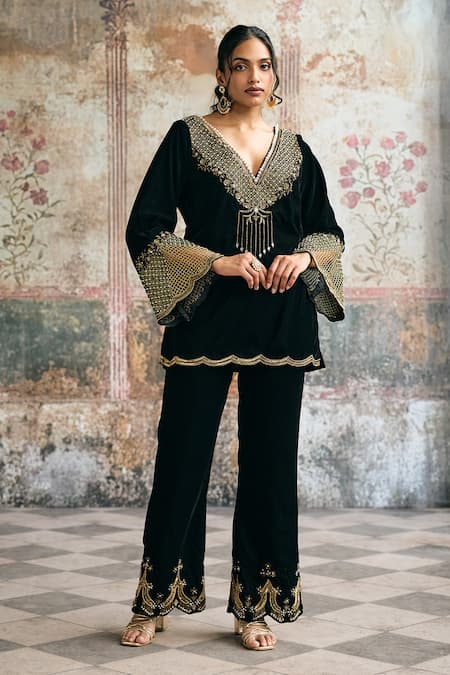 Buy_SAANJH BY LEA_Black Velvet Embroidery, Sequins, Pearls, Asmaira Hand-embroidered Kurta Set _Online_at_Aza_Fashions