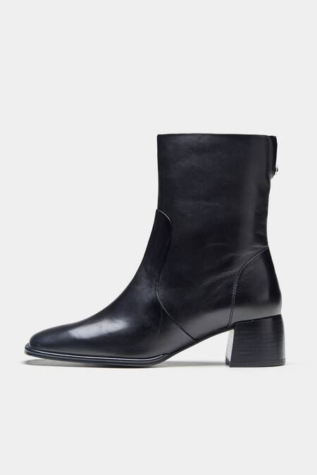 Oroh_Black Abigail Genuine Leather Block Heel Ankle Boots _at_Aza_Fashions