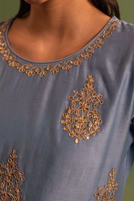 Kameez_Gray Chanderi, Cotton Gota Patti, Mirrors, Lace, Fringe Round Work Kurta Set _at_Aza_Fashions