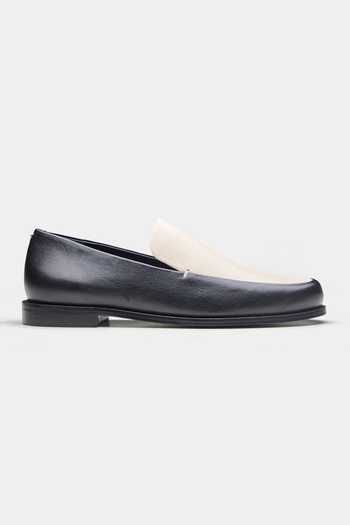 Buy_Oroh_Black Veronica Loafers With Flat Heel 