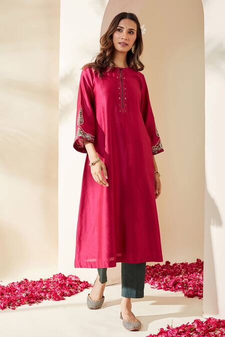 Mushio_Magenta Chanderi Embroidery, Zari Round Neck, Keyhole Floral Rashika Kurta _Online_at_Aza_Fashions