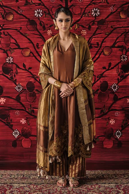 Shalkii Embroidered Kalidaar Kurta Set 