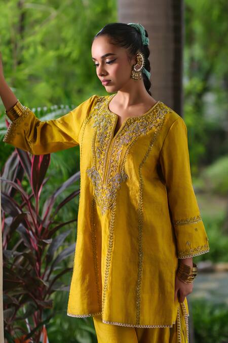 Buy_Shalkii_Yellow Tissue, Silk Sequins, Pearls, Embroidery Split V-neck And Kurta Set _Online_at_Aza_Fashions